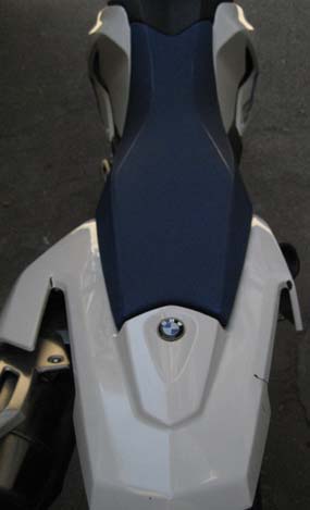 le plastiche sono verniciate e nell'utilizzo off-road lo strato colorato può saltare nei punti sollecitati dalle vibrazioni, un peccato!
